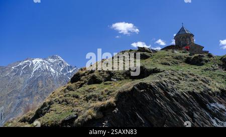 Stepansminda è una piccola città nel nord-est della Georgia. Il Monte Kazbegi e la Chiesa della Trinità di Gergeti sono i punti di riferimento. Foto Stock