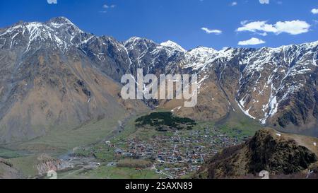 Stepansminda è una piccola città nel nord-est della Georgia. Il Monte Kazbegi e la Chiesa della Trinità di Gergeti sono i punti di riferimento. Foto Stock