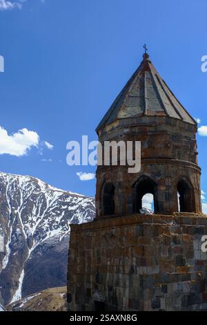 Stepansminda è una piccola città nel nord-est della Georgia. Il Monte Kazbegi e la Chiesa della Trinità di Gergeti sono i punti di riferimento. Foto Stock