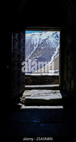 Stepansminda è una piccola città nel nord-est della Georgia. Il Monte Kazbegi e la Chiesa della Trinità di Gergeti sono i punti di riferimento. Foto Stock