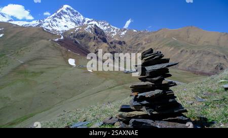 Stepansminda è una piccola città nel nord-est della Georgia. Il Monte Kazbegi e la Chiesa della Trinità di Gergeti sono i punti di riferimento. Foto Stock