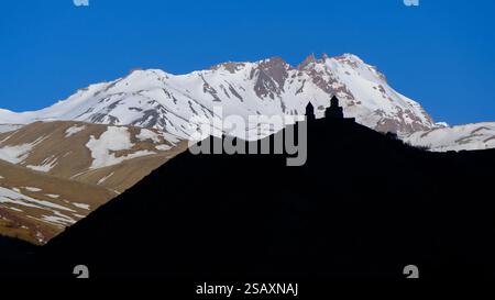 Stepansminda è una piccola città nel nord-est della Georgia. Il Monte Kazbegi e la Chiesa della Trinità di Gergeti sono i punti di riferimento. Foto Stock