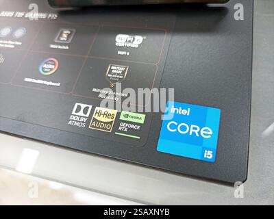 Etichette delle caratteristiche dei notebook: intel core i5, nvidia geforce rtx, audio ad alta risoluzione, dolby atmos. Foto Stock