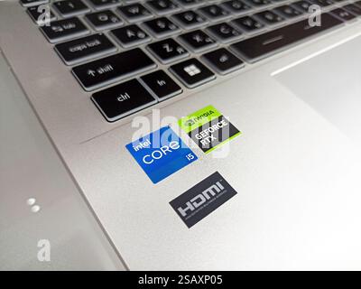Tastiera per notebook con intel core i5 geforce rtx e adesivi hdmi. Foto Stock