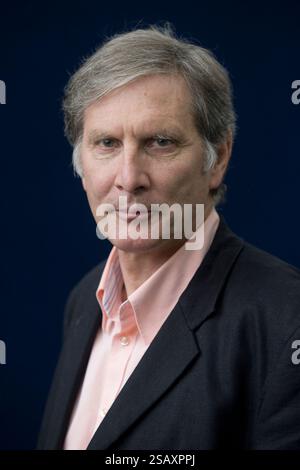 Il giornalista e commentatore politico britannico David Walker, fotografato all'Edinburgh International Book Festival, ha parlato di questioni politiche contemporanee nel Regno Unito. L'evento di tre settimane è il più grande festival letterario del mondo e si tiene durante l'annuale Festival di Edimburgo. Il 2008 è stato il 25° anniversario del Festival del libro e ha caratterizzato discorsi e presentazioni di oltre 500 autori provenienti da tutto il mondo. Foto Stock