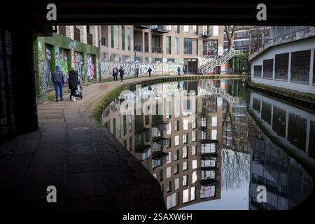 I membri del pubblico percorrono il sentiero sul Regent's Canal, il 29 gennaio 2025, a Londra, Inghilterra. Foto Stock