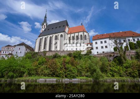 Vista della cattedrale di San Vito, una chiesa storica e iconica pietra miliare lungo il fiume Moldava il 10 maggio 2024 a Cesky Krumlov, Repubblica Ceca Foto Stock