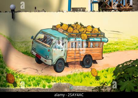 Africa Tanzania, Zanzibar, East Coast, Jambiani, murales di contadini che portano ananas al mercato sul dala bus locale Foto Stock