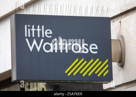 Londra, Regno Unito - 6 giugno 2024: Un cartello sopra l'ingresso di un piccolo negozio Waitrose nel centro di Londra, Regno Unito. Foto Stock