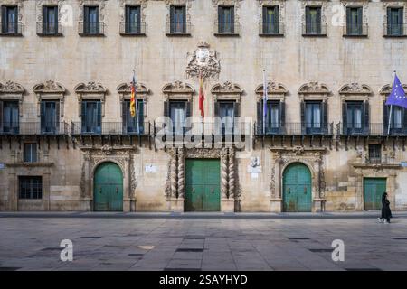Si tratta di una vista dell'esterno del Municipio di Alicante, un punto di riferimento storico situato nell'area della citta' vecchia il 20 gennaio 2024 ad Alicante, in Spagna Foto Stock