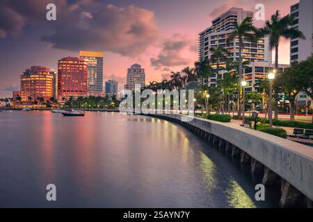 West Palm Beach. Skyline di West Palm Beach, Florida, Stati Uniti, al crepuscolo. Foto Stock