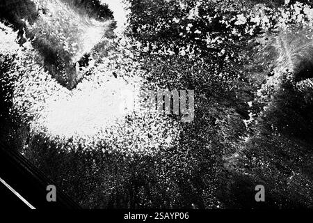Dettaglio di una finissima farina bianca di Holi in granuli polvere sale farmaco cocaina su sfondo nero Foto Stock