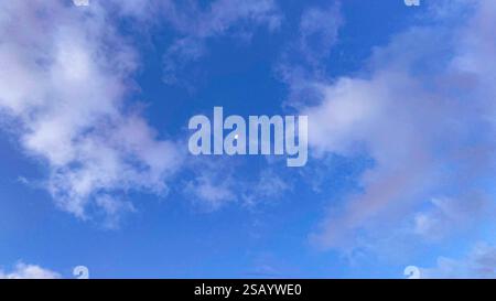 Cielo blu nuvoloso Foto Stock
