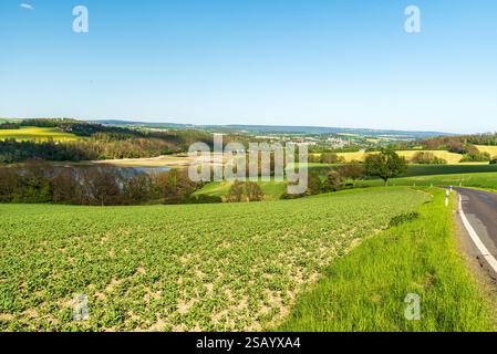 La diga di Pirk e la città di Oelsnitz dalla strada sopra l'insediamento di Planschwitz in Sassonia in primavera Foto Stock
