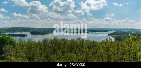 Talsperre Pohl con paesaggio collinare intorno alla torre di osservazione Mosenturm in Sassonia durante la primavera Foto Stock