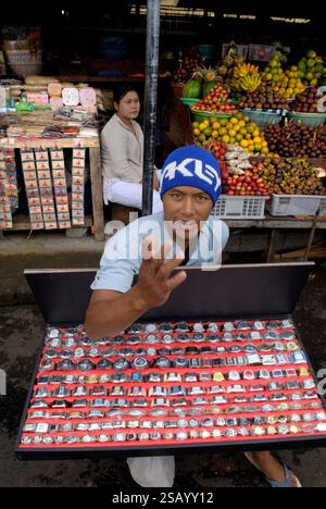 Falsi orologi firmati venduti da venditori ambulanti nel mercato locale. Ubud, Isola di Bali in Indonesia Sud-est asiatico 2006 2000s HOMER SYKES Foto Stock