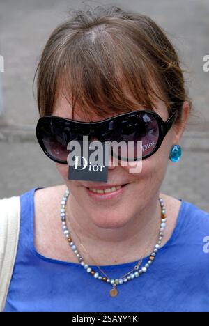 Falsi occhiali da sole Dior indossati dal turista europeo, a buon mercato da un venditore di bancarelle. Ubud, Isola di Bali in Indonesia Sud-est asiatico 2006 2000s HOMER SYKES Foto Stock