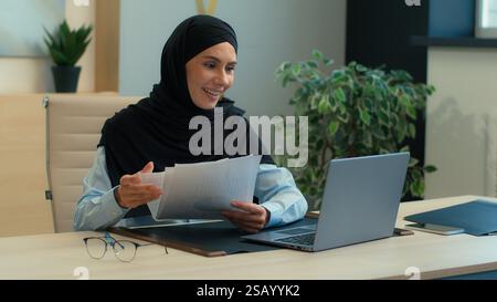 Donna islamica musulmana in hijab donna datore di lavoro imprenditrice araba consulente professionale avvocato ragazza parlare video chiamata online Foto Stock