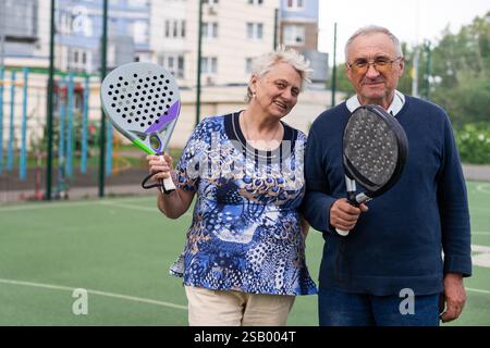 uomo anziano che gioca a paddle tennis a. Foto Stock