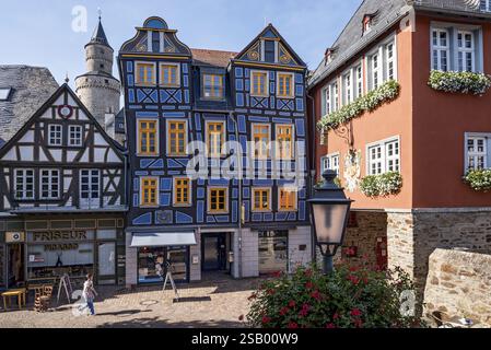 La casa pendente, la casa per metà in legno, colorata, la torre delle streghe, il municipio, Piazza Re Adolfo, centro storico, Idstein, Rheingau Taunus Foto Stock