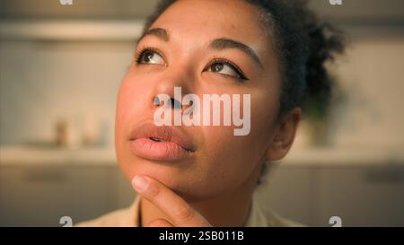 Primo piano ritratto femminile donna afroamericana ragazza madre moglie padrona di casa premurosa penosa guardando lontano pensare pensare pensare idea piano sogno Foto Stock