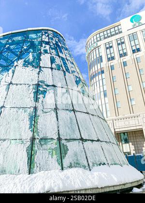 Un edificio coperto di neve nella citta' di Sapporo Foto Stock
