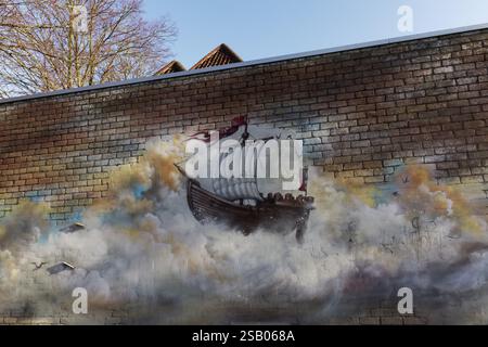 Storico veliero, a cremagliera, galleggiante in una nuvola, graffiti su un muro di mattoni, Bruges, Fiandre occidentali, Fiandre, Belgio, Europa Foto Stock