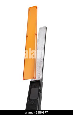 Pannello luminoso rettangolare a LED con impugnatura nera, dotato di più piccole lampadine a LED rivestite da un coperchio in plastica trasparente, utilizzato per la fotografia o. Foto Stock