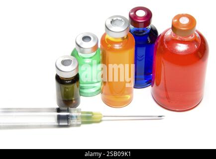 Diverse fiale di medicinali da prescrizione e una siringa Foto Stock