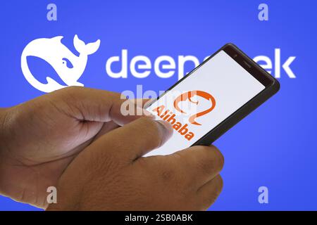 Logo Alibaba in contrasto con Deepseek ai, che simboleggia la concorrenza tra Deepseek e Alibaba ai Foto Stock
