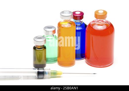 Diverse fiale di medicinali da prescrizione e una siringa Foto Stock