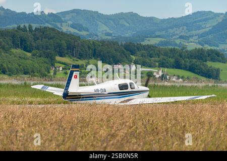 Wangen-Lachen, Svizzera, 26 maggio 2024 HB-DIA Mooney M20J aereo ad elica su un piccolo campo d'aviazione Foto Stock