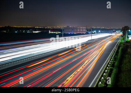 Linee luminose in auto che guidano di notte sulla D1 Higway vicino a Praga, repubblica Ceca, ottobre 2024 Foto Stock