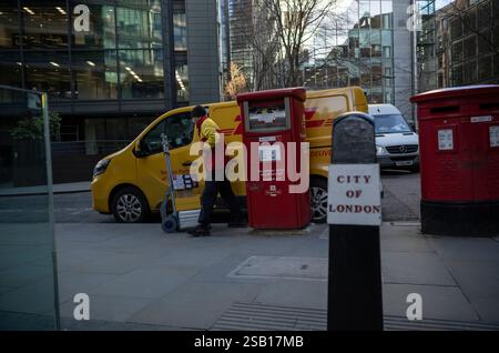 Corriere DHL che consegna pacchi nel distretto finanziario della City of London, nel centro di Londra, Inghilterra, Regno Unito Foto Stock