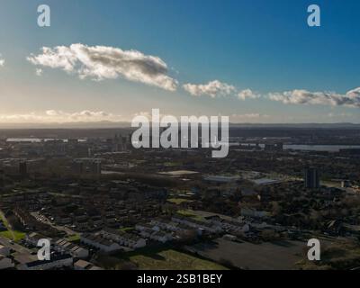 Una vista aerea che guarda verso lo skyline del lungomare e il fiume Mersey a Liverpool, Regno Unito Foto Stock