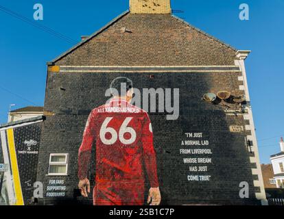 Il murale di Trent Alexander-Arnold su una casa vicino ad Anfield a Liverpool, Regno Unito Foto Stock