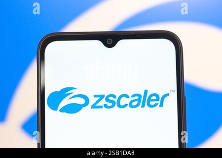 In questa immagine, il logo Zscaler viene visualizzato sullo schermo di uno smartphone. Foto Stock
