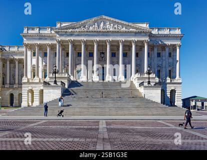 Ala del Senato del Campidoglio degli Stati Uniti, vista da est in una tranquilla domenica mattina due settimane prima del giorno delle elezioni. Foto Stock