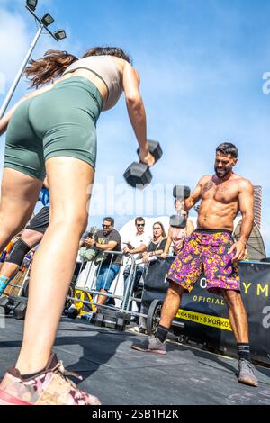 Siviglia, Spagna, 9 novembre 2024, atleti dedicati sollevano pesi e spingono i loro limiti alla competizione Crossfit di Siviglia, mostrando determinazione e Foto Stock