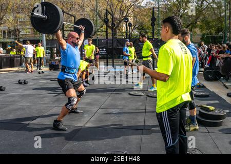 Siviglia, Spagna, 9 novembre 2024, gli atleti gareggiano in un evento crossfit a Siviglia, Spagna, dimostrando forza e resistenza mentre coinvolgono la folla. Foto Stock