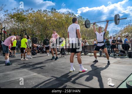 Siviglia, Spagna, 9 novembre 2024, gli atleti mostrano forza e abilità in un soleggiato evento Crossfit a Siviglia, Spagna, dimostrando dedizione e lavoro di squadra. Foto Stock