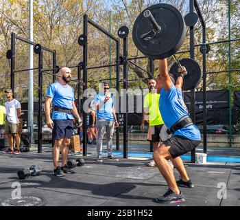 Siviglia, Spagna, 9 novembre 2024, l'intensa competizione Crossfit mette in mostra gli atleti che sollevano pesi a Siviglia mentre gli spettatori fanno il tifo in un'atmosfera vivace. Foto Stock