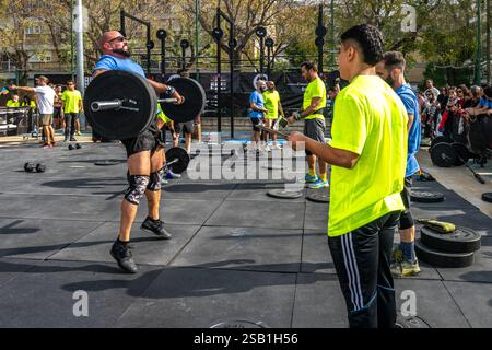 Siviglia, Spagna, 9 novembre 2024, l'intensa competizione CrossFit di Siviglia mette in mostra la forza e l'abilità degli atleti, coinvolgendo i partecipanti dedicati a. Foto Stock