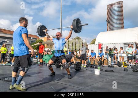 Siviglia, Spagna, 9 novembre 2024, gli atleti dimostrano forza e abilità durante una gara Crossfit a Siviglia, Spagna, catturando lo spirito della comunità Foto Stock