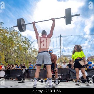 Siviglia, Spagna, 9 novembre 2024, gli atleti mostrano la loro forza e la loro tecnica durante una gara Crossfit a Siviglia, attirando un pubblico vivace. Foto Stock
