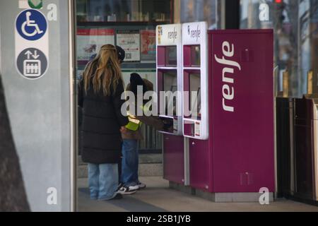 Madrid, Spagna, 31 gennaio 2025: Una coppia prende i biglietti del treno pendolare e viene aiutata da un assistente durante i trasporti gli sconti sono nuovamente disponibili, il 31 gennaio 2025, a Madrid, Spagna. Crediti: Alberto Brevers / Alamy Live News. Foto Stock
