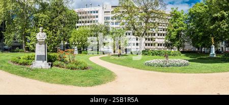 Centro di Bruxelles - Belgio - 04 27 2019 Piazza de Meeus con un piccolo giardino vicino all'edificio Assuralia Foto Stock