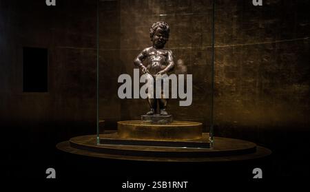 Statua originale di Manneken Pis, nel Museo della città di Bruxelles , broodhuis o Maison du ROI, città vecchia di Bruxelles, Belgio, 24 ottobre 2024 Foto Stock