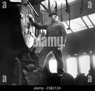 Il ferroviere scrive S per Scrap on a Steam Locomotive presso Oxley Sheds Wolverhampton 1967. Foto di David Bagnall. Foto Stock