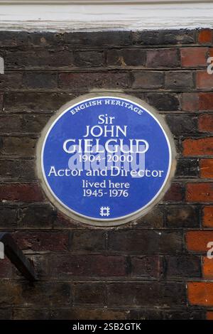 Londra, Regno Unito - 8 aprile 2024: Una targa blu su Cowley Street a Westminster, Londra, che segna la residenza del famoso attore e regista Sir John Gielgud. Foto Stock